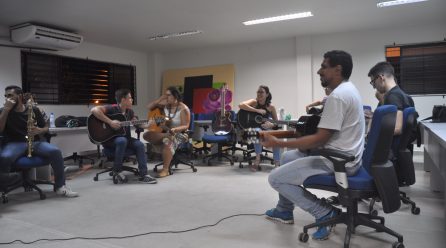 O ensino e aprendizagem híbrido em curso de extensão de instrumento/canto na visão dos professores e monitores